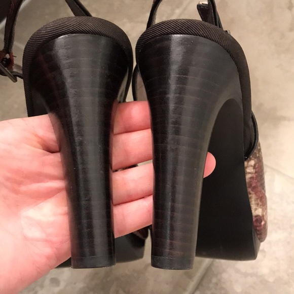 Snake print pumps. - Picture 4 of 10